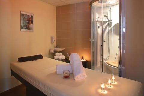 Couples treatment rooms, hot tub, steam room, Turkish bath
