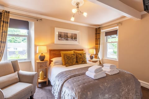 Superior Double Room, 1 King Bed, Bathtub | Individually decorated, individually furnished, desk, laptop workspace