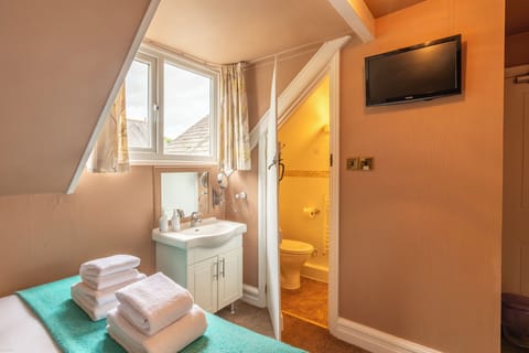 Single Room with Double Bed | Bathroom | Free toiletries, hair dryer, towels, soap