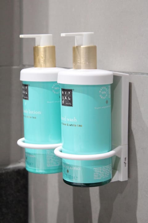 Superior Room, 1 Double Bed | Bathroom | Combined shower/tub, deep soaking tub, rainfall showerhead