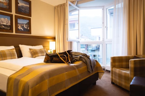 Hypo-allergenic bedding, pillowtop beds, in-room safe, desk