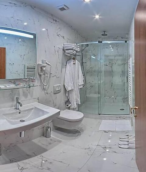 Superior Room, 1 Double Bed | Bathroom | Deep soaking tub, rainfall showerhead, free toiletries, hair dryer