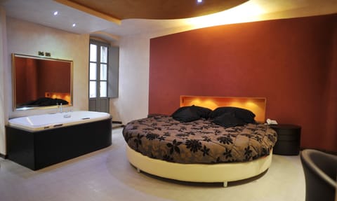 Luxury Suite, 1 King Bed, Bathtub | Room amenity