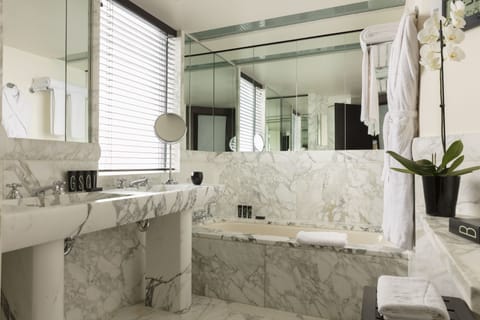 Suite Loft | Bathroom | Combined shower/tub, designer toiletries, hair dryer, bathrobes