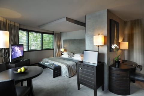 Premium bedding, minibar, in-room safe, desk