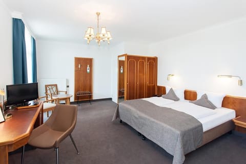 Triple Room | In-room safe, desk, blackout drapes, free WiFi