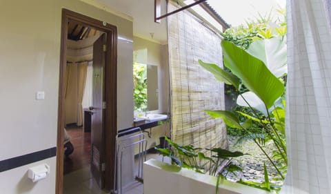 One Bedroom Pool Villa | Bathroom | Shower, rainfall showerhead, free toiletries, hair dryer