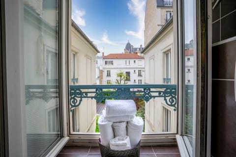 Triple Room | Individually decorated, blackout drapes, free WiFi, bed sheets