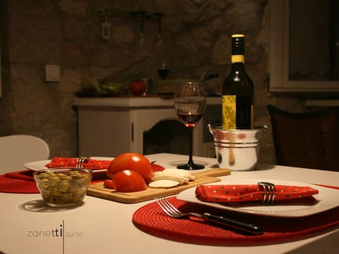 Apartment (One Bedroom Suite) | In-room dining