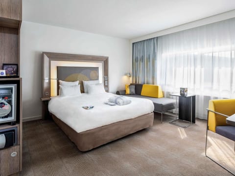 Hypo-allergenic bedding, minibar, in-room safe, desk