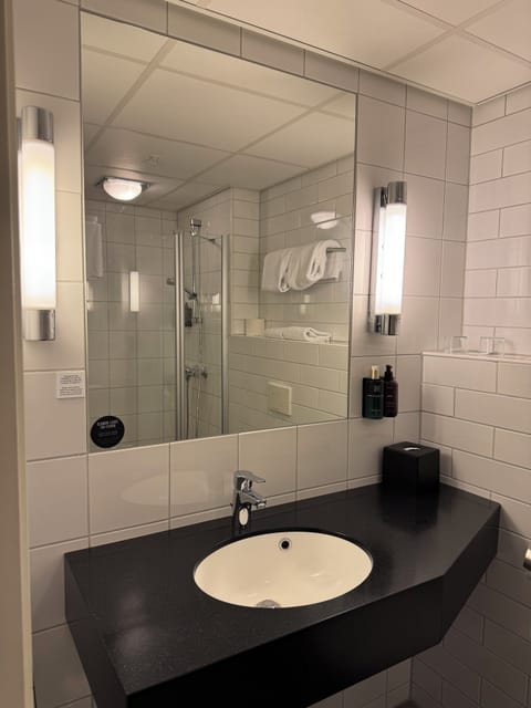 Deluxe Room, 1 Double Bed | Bathroom | Shower, hair dryer, towels