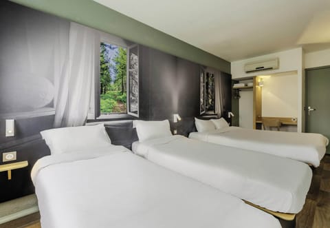 Quadruple Room | Desk, free WiFi, bed sheets