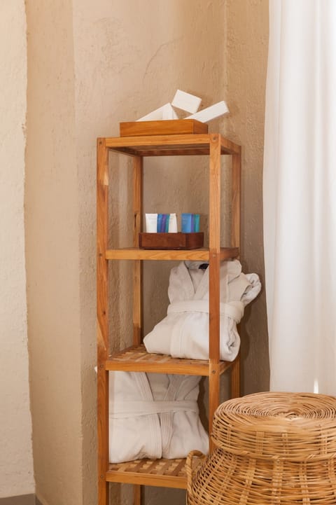 Junior King Suite | Bathroom | Free toiletries, towels