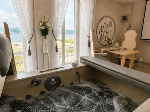Luxury Suite, 1 Double Bed, Sauna | Private spa tub