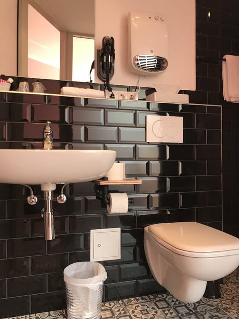 Standard Double Room | Bathroom | Shower, rainfall showerhead, free toiletries, hair dryer