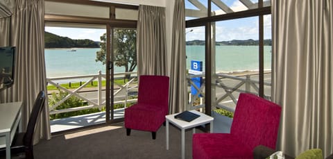 Deluxe Waterfront Suite Ocean | Living area | 32-inch flat-screen TV with satellite channels, TV