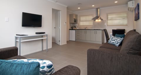 Garden Suite | Living area | 32-inch flat-screen TV with satellite channels, TV