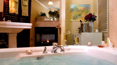 The Garden Suite | Jetted tub