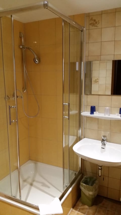 Quadruple Room | Bathroom | Hair dryer, towels