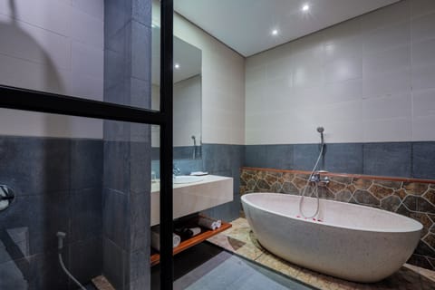 Premier Room | Bathroom | Separate tub and shower, free toiletries, hair dryer, bathrobes