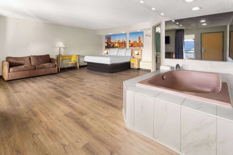 Suite, 1 King Bed, Smoking | Jetted tub