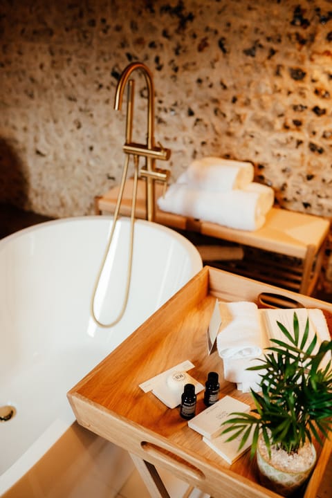 Hayloft Suite (Pets Welcome) | Bathroom | Free toiletries, hair dryer, towels, soap