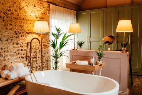 Hayloft Suite (Pets Welcome) | Bathroom | Free toiletries, hair dryer, towels, soap