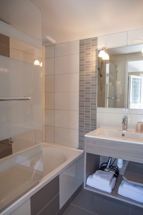 Standard Double Room, 1 Bedroom | Bathroom | Free toiletries, hair dryer, towels, soap