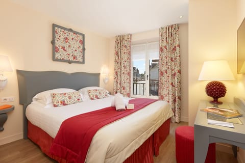 Minibar, in-room safe, individually decorated, desk