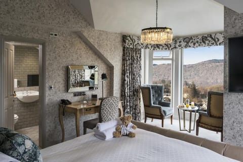 Signature Double Room, 1 King Bed, Lake View, Lakeside | Individually decorated, individually furnished, desk, iron/ironing board