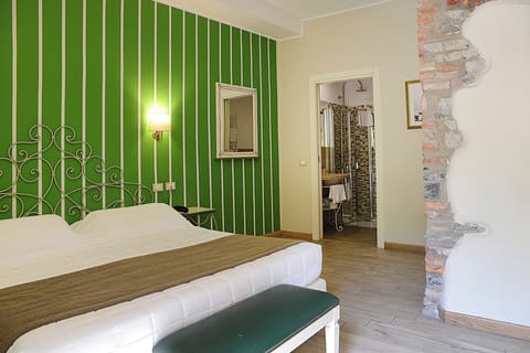 Double Room | Down comforters, in-room safe, desk, free WiFi