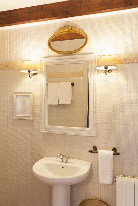 Standard Double Room | Bathroom | Free toiletries, hair dryer, towels