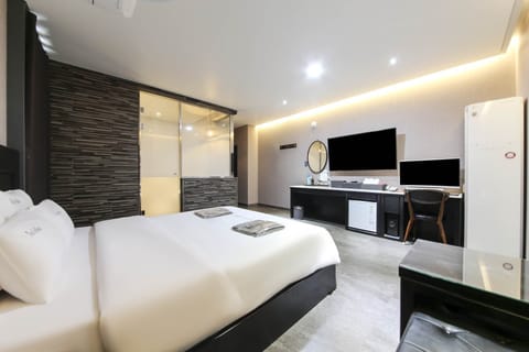 Premium bedding, down comforters, desk, laptop workspace
