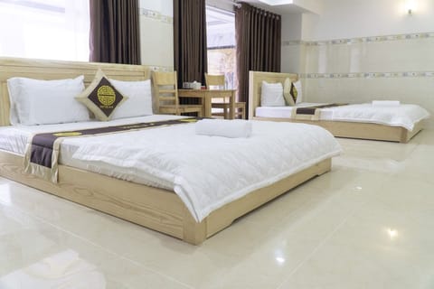Family Room | Desk, free WiFi, bed sheets