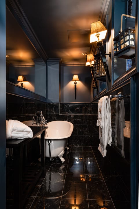 Double Room | Bathroom | Free toiletries, hair dryer, bathrobes, slippers