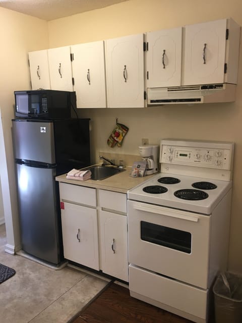 One Queen, kitchenette  | Private kitchenette | Fridge, microwave, coffee/tea maker, electric kettle