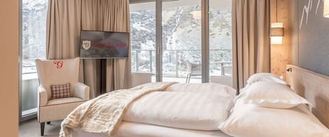 Family Room, Multiple Bedrooms, Balcony, Mountain View | In-room safe, desk, soundproofing, free WiFi