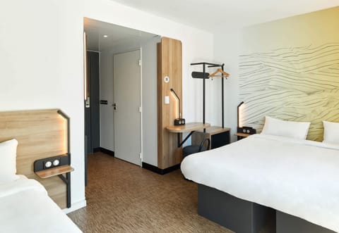 Triple Room | Desk, free WiFi, bed sheets