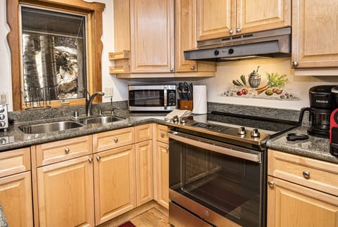 Townhome, 3 Bedrooms | Private kitchen | Fridge, microwave, oven, coffee/tea maker