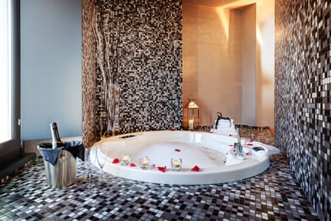 Suite, Balcony | Jetted tub