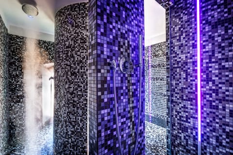 Suite, Hot Tub | Bathroom | Free toiletries, hair dryer, bidet, towels