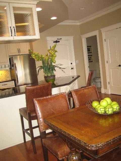 One Bedroom Condo | In-room dining