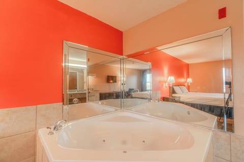 1 Suite King Bed Non-Smoking Jacuzzi Tub | Jetted tub