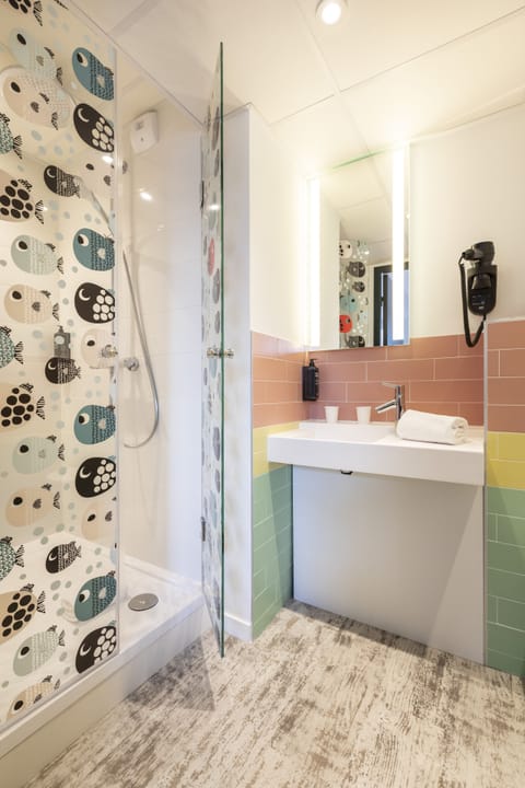 Standard Room, 2 Twin Beds | Bathroom | Shower, eco-friendly toiletries, hair dryer, towels