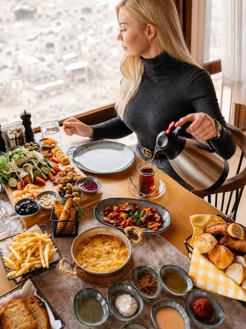 Breakfast, lunch, dinner and brunch served