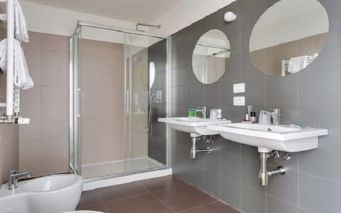 Family Room | Bathroom | Shower, rainfall showerhead, hair dryer, towels