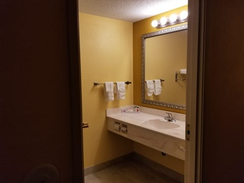 Standard Room, 1 King Bed | Bathroom | Combined shower/tub, free toiletries, hair dryer, towels