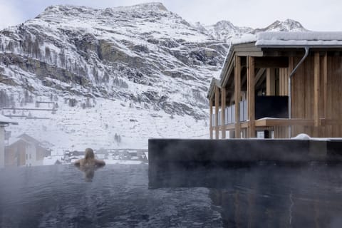 Couples treatment rooms, sauna, steam room, hot springs, body treatments