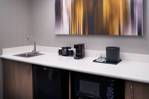 Fridge, coffee/tea maker