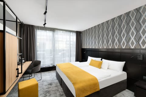 Executive Double or Twin Room | Hypo-allergenic bedding, in-room safe, desk, laptop workspace